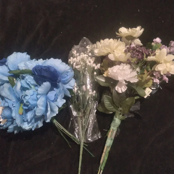 Easter lilies, baby's breath and various other varieties of faux flowers - Picture 4 of 11